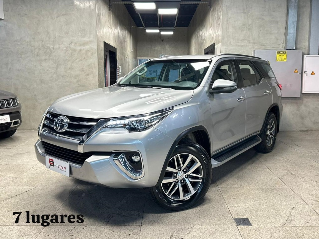 TOYOTA HILUX SW4 2.8 SRX 4X4 7 LUGARES 16V TURBO INTERCOOLER DIESEL 4P AUTOMÁTICO