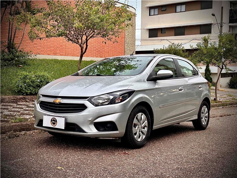 CHEVROLET - ONIX - 2017/2018 - Branca - R$ 47.900,00 - Objetivo