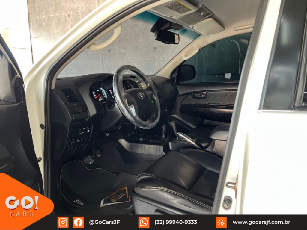 TOYOTA HILUX SW4 3.0 SRV 4X4 7 LUGARES 16V TURBO INTERCOOLER DIESEL 4P AUTOMÁTICO 2015