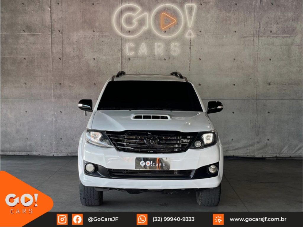 TOYOTA HILUX SW4 3.0 SRV 4X4 7 LUGARES 16V TURBO INTERCOOLER DIESEL 4P AUTOMÁTICO 2015