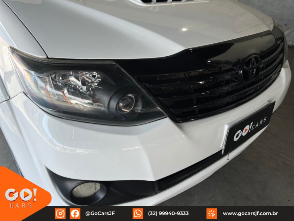 TOYOTA HILUX SW4 3.0 SRV 4X4 7 LUGARES 16V TURBO INTERCOOLER DIESEL 4P AUTOMÁTICO 2015