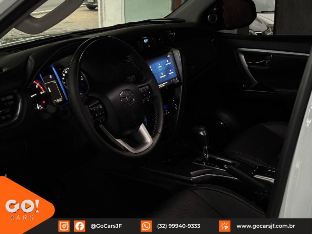 TOYOTA HILUX SW4 2.8 D-4D TURBO DIESEL SRX PLATINUM 7L 4X4 AUTOMÁTICO 2024