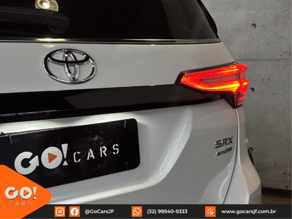 TOYOTA HILUX SW4 2.8 D-4D TURBO DIESEL SRX PLATINUM 7L 4X4 AUTOMÁTICO 2024