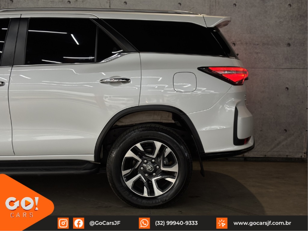 TOYOTA HILUX SW4 2.8 D-4D TURBO DIESEL SRX PLATINUM 7L 4X4 AUTOMÁTICO 2024