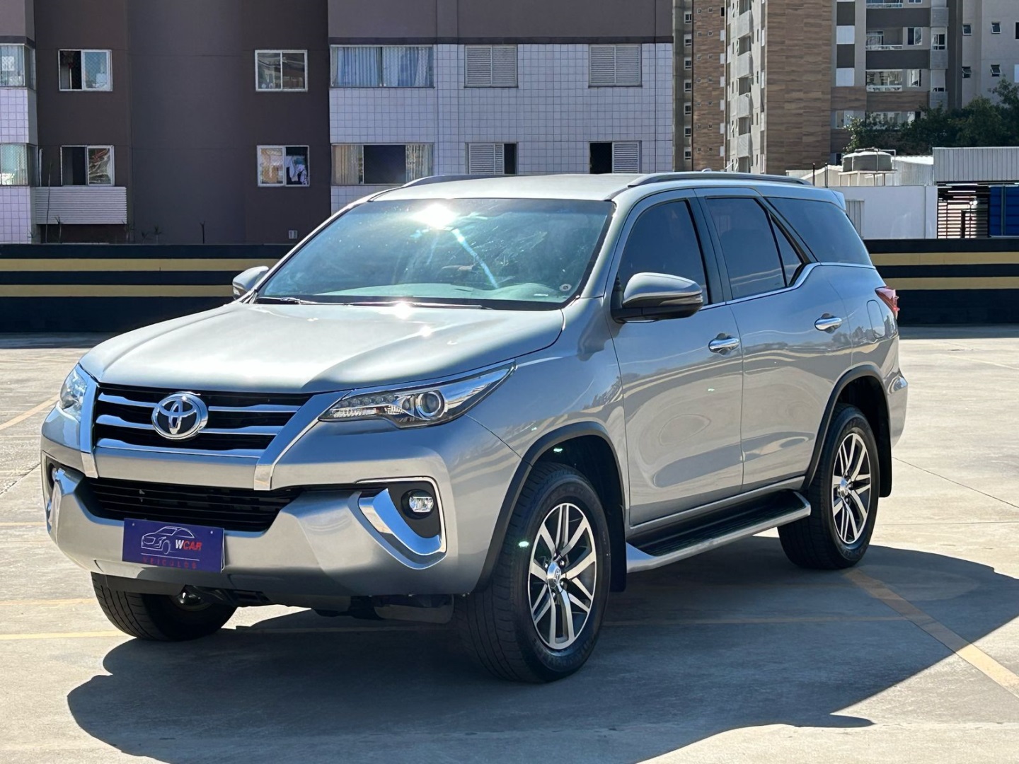 TOYOTA HILUX SW4 2.8 SRX 4X4 7 LUGARES 16V TURBO INTERCOOLER DIESEL 4P AUTOMÁTICO
