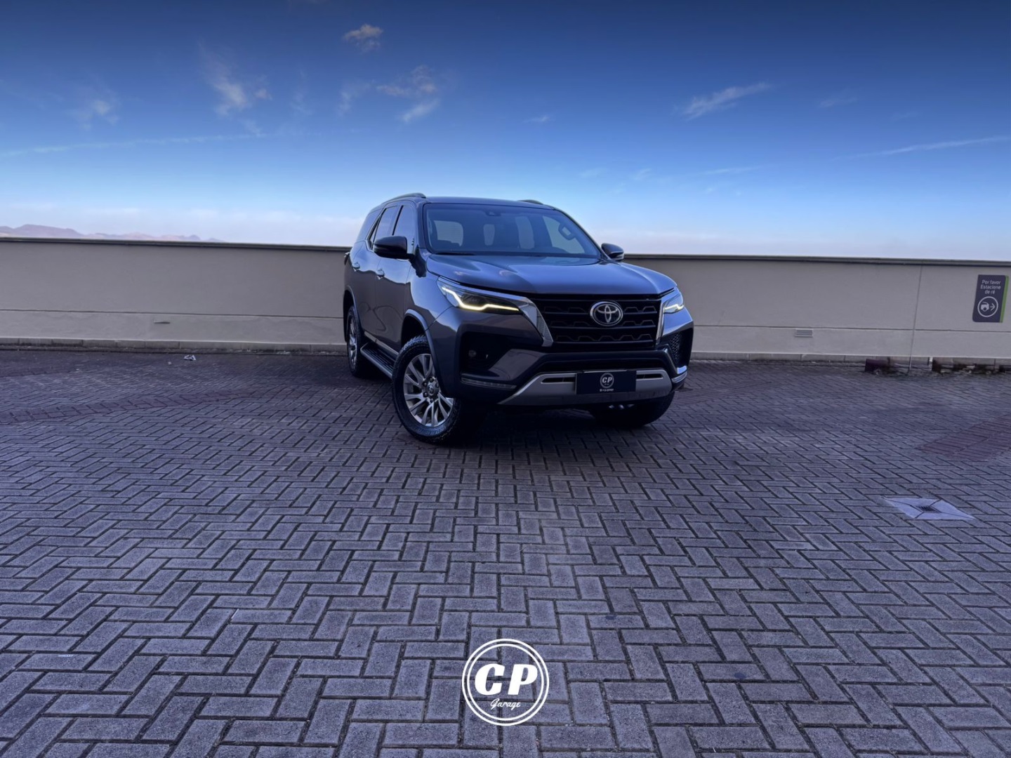 TOYOTA HILUX SW4 2.8 D-4D TURBO DIESEL SRX 7L 4X4 AUTOMÁTICO
