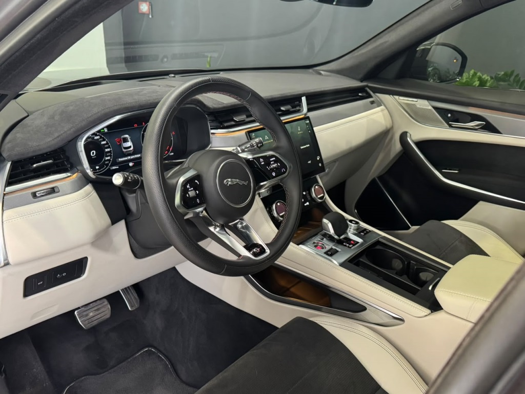 Jaguar F-PACE 2023