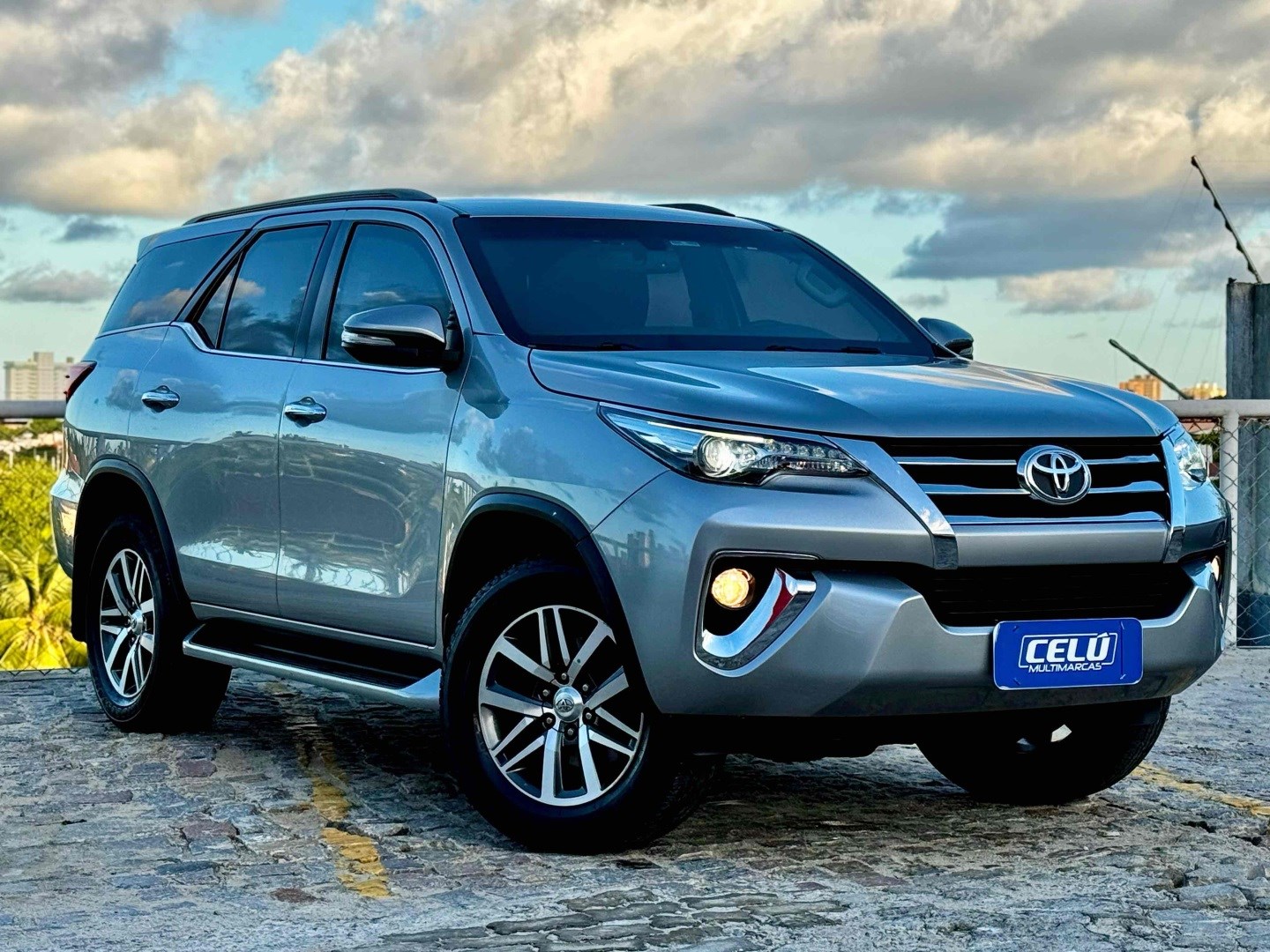 TOYOTA HILUX SW4 2.8 SRX 4X4 7 LUGARES 16V TURBO INTERCOOLER DIESEL 4P AUTOMÁTICO