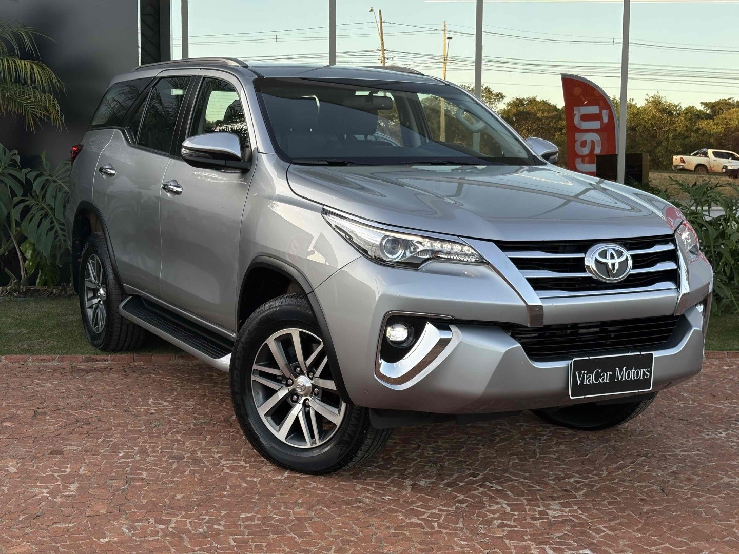 TOYOTA HILUX SW4 2.8 SRX 4X4 7 LUGARES 16V TURBO INTERCOOLER DIESEL 4P AUTOMÁTICO